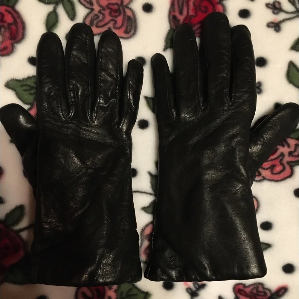 Black ISOTONER Leather gloves.